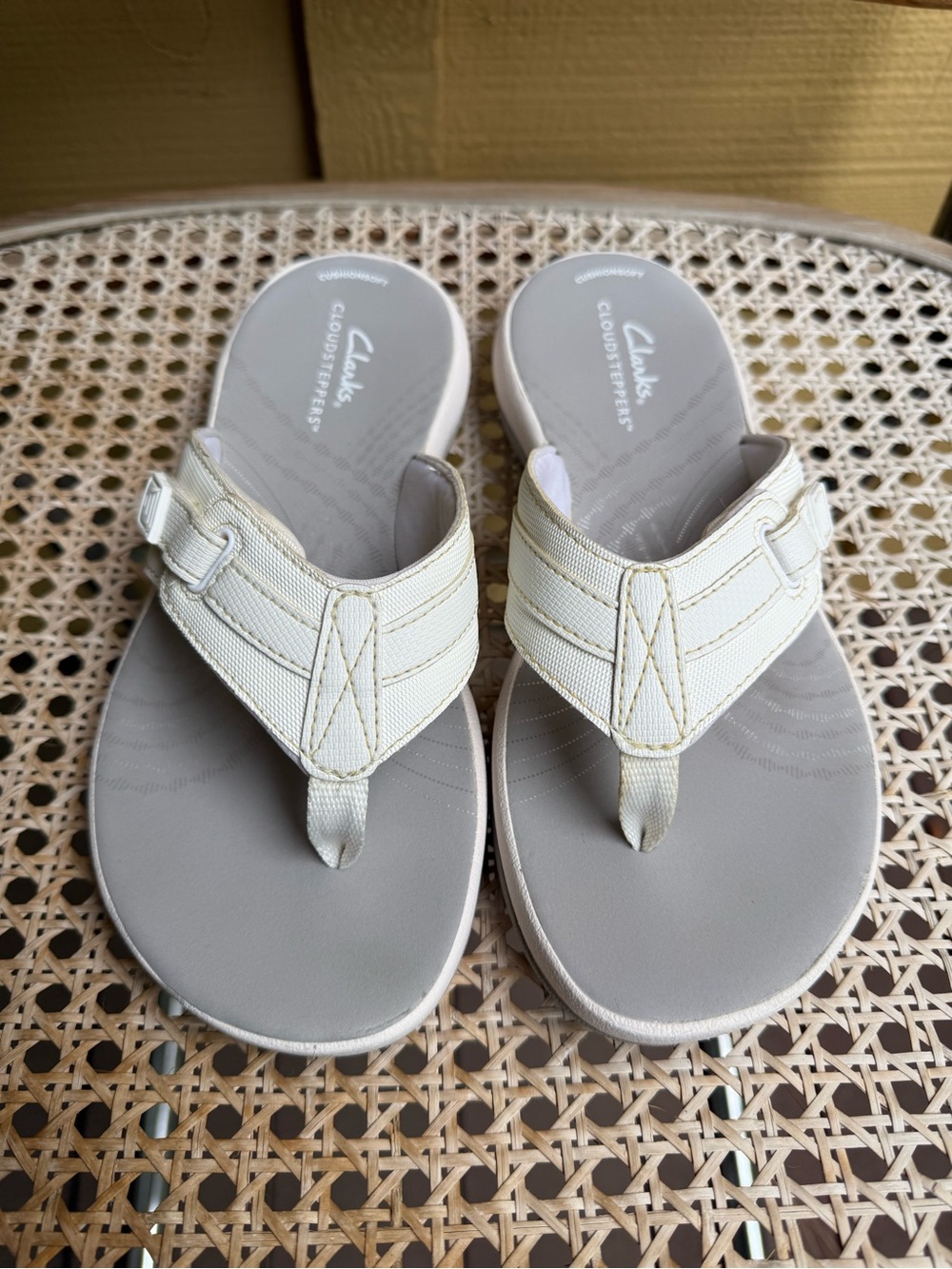 Clarks Cloudsteppers Sandals Womens size 6 White Flip Flops